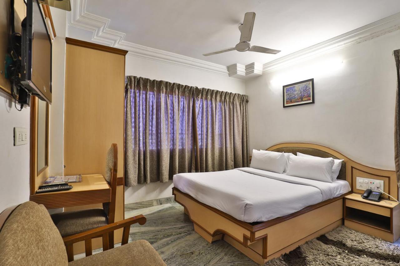 Hotel Midtown Surat Exterior photo